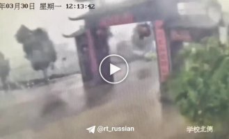 Китайский мопедист чудом спасся, когда исторические ворота рухнули на дорогу