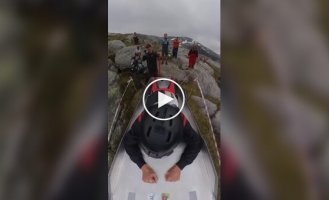 Мужчина совершил прыжок с катапульты над норвежскими фьордами