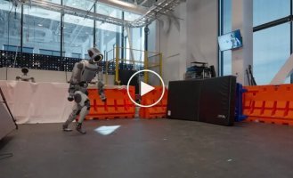 Новый трюк от робота Boston Dynamics