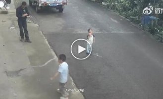 Мальчик дразнил пса и был наказан