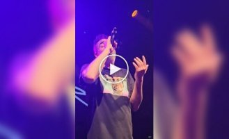 Rapper accidentally caught a fan's cigarette in his lips