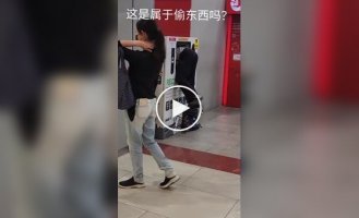 Мужчина стащил планшет из контейнера для электронных отходов