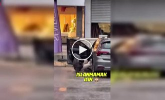 Мужчина попытался запрыгнуть в машину во время ливня в Турции