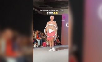 Шутник вышел на подиум в мусорном мешке на Неделе моды