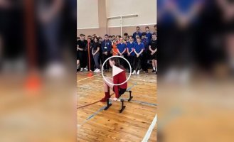 Преподаватель физкультуры удивила учеников своей подготовкой
