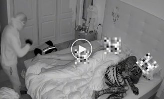 Вор засмотрелся на спящую домовладелицу