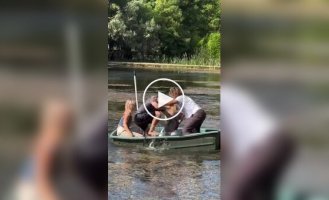 Прогулка на лодке закончилась массовым купанием