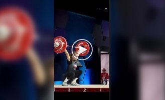 Тяжелоатлетка показала, что такое настоящий спортивный характер