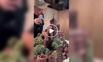 Мужчина строит архитектурные шедевры из шоколада