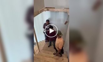 Построили лестницу в неправильном направлении