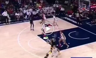 Баскетболистка потеряла парик во время матча