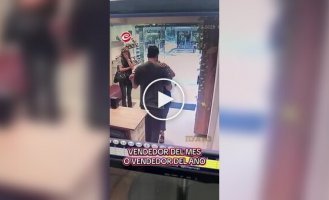 Харизматичный продавец превратил покупку обуви в шоу