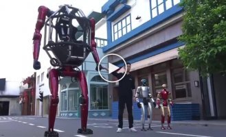 В Китае представили первого пилотируемого меха-трансформера
