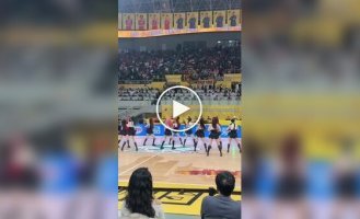 Танцевальный поединок групп поддержки