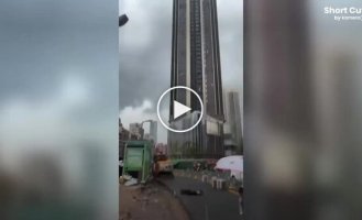 Мощный ветер превратил подвесную люльку в смертельно опасный аттракцион