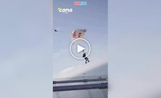 An extreme sportsman performed a unique trick, for the first time in the world combining surfing and sliding on a bridge