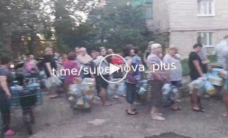 A resident of occupied Donetsk is outraged by the lack of water and the queue for a water truck