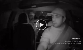 Пассажир решил не платить за такси — но забыл внутри телефон и получил мгновенную карму