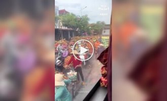 Vietnam's Fruit Highway: How thousands of motorcycles transport lychees