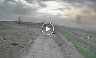 Операторы дронов-камикадзе рассматривают российских штурмовиков перед тем, как их ликвидировать