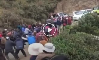 Жители Боливии вместе вытащили автомобиль из обрыва