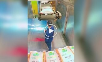 В Турции камера сняла «гениального» работника с очень сильными плечами