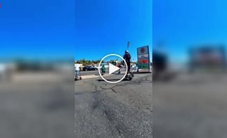 Компания на электросамокатах устроила настоящий хаос на дороге