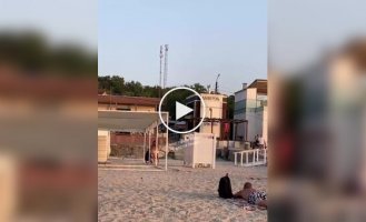 В Одессе женщина поколотила своего мужчину на пляже
