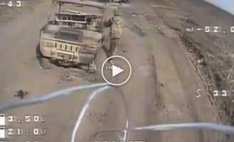 Дрон гоняет оккупанта по дороге смерти среди уничтоженной российской военной техники