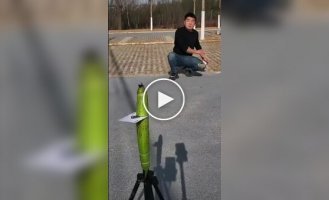 Игральная карта «режет» продукты как лезвие