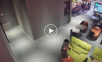 Курьез в кафе: кресло опрокинулось с посетительницей