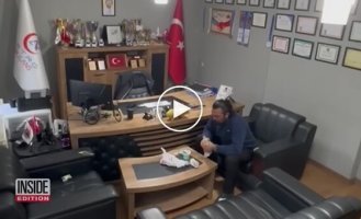 Турок спас себя от удушья, применив прием Геймлиха