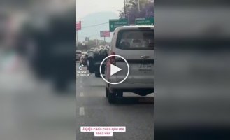 Велосипедист тащил большой диван по оживленной автостраде