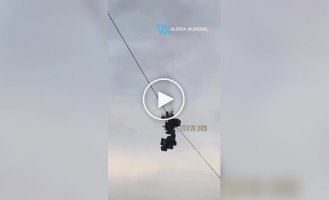 Підвісна камера спалахнула і впала на футбольне поле