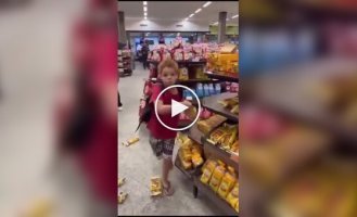 Мальчик устроил погром в магазине