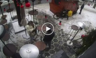 Лед с крыши упал на прохожих