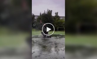 Девушка станцевала под проливным дождем