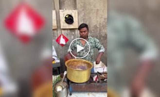 Турист показал, как в Индии готовят уличный чай за 15 рупий