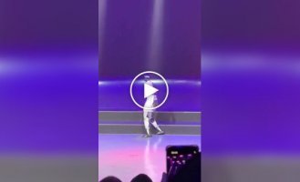 Робот попытался повторить лунную походку Майкла Джексона
