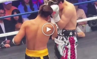 Японский боксер пропустил около 40 ударов, а затем одним хуком нокаутировал соперника