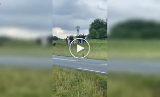 Спуск величезного судна закінчився для глядачів несподіваним душем