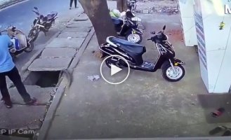 Мужчина провалился в яму, наступив на край плитки