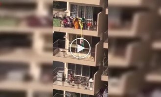 Мать опустила сына с 9-ого этажа, чтобы достать упавшую сари