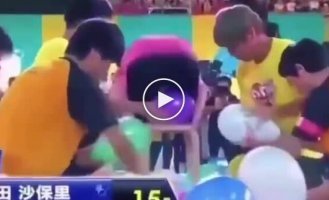 В Китае набирает популярность необычное шоу с лопанием шаров