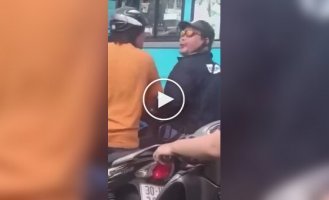 Ссора на скутерах превратилась в конкурс плевков прямо посреди улицы