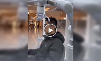 Роботы в Китае уже самостоятельно стригут людей