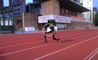 Китайская компания показала самого быстрого робота