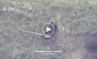Soldiers of the Main Intelligence Directorate of the Ministry of Defense parachute from helicopters and capture enemy positions
