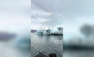 The boat shook: an iceberg collapsed into the water before the eyes of tourists