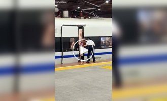 Китаянка задержала весь поезд, чтобы ее опоздавший друг смог попасть в вагон